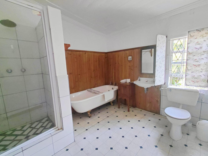 Bathroom 3, Die Tuishuise & Victoria Manor, Chris Hani