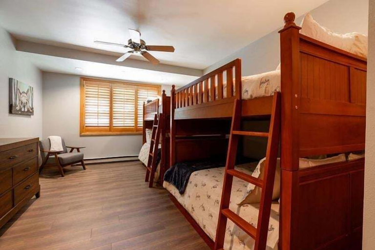 Room 5, Strawberry Park #605 4 Bedroom Condo by RedAwning, Eagle