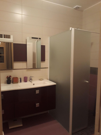 Bathroom, L'Epiphanie, Yonne