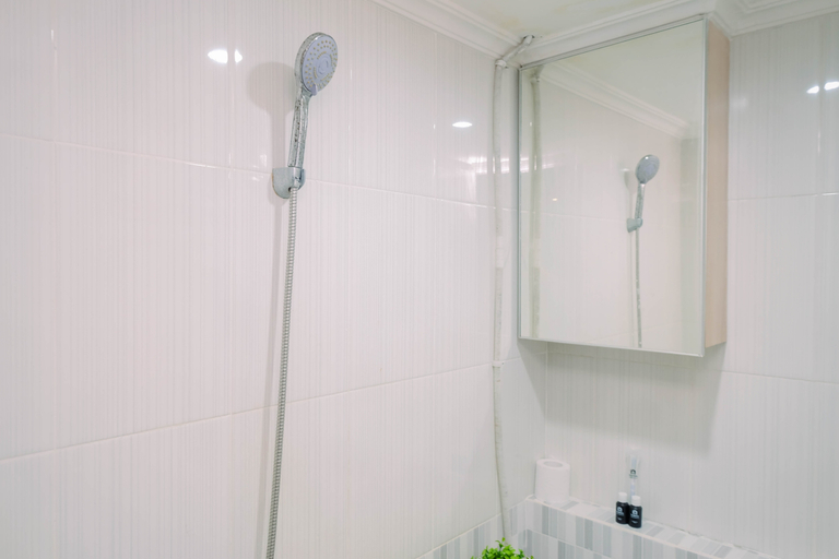 Bathroom 5, Compact Warm 2BR at Green Pramuka City Apartment By Travelio, Jakarta Pusat