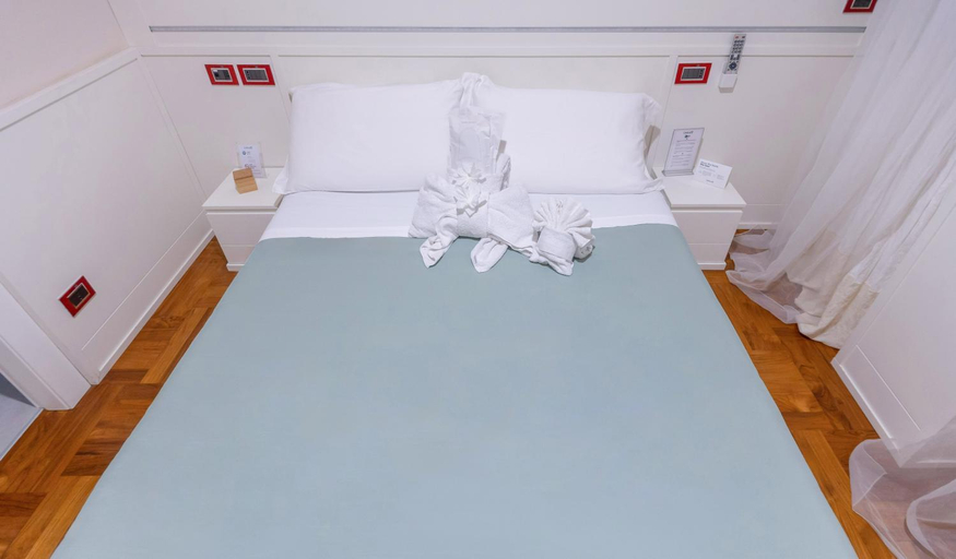 Bedroom 2, Emma 12, Rome
