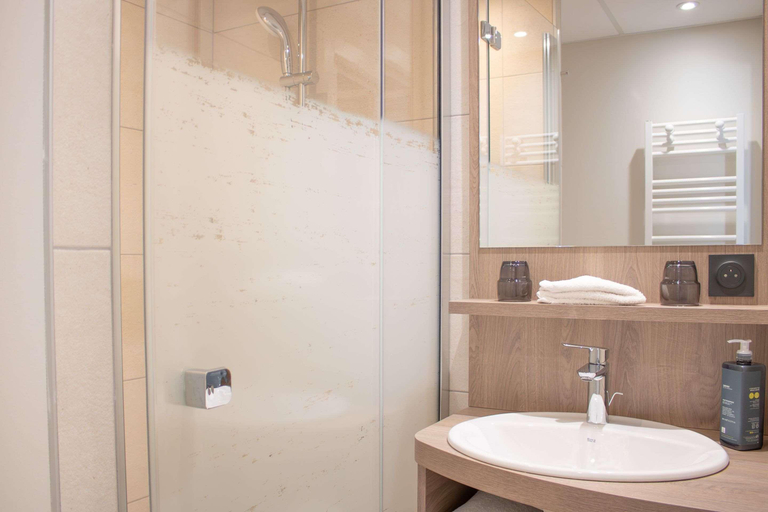 Bathroom 4, Brit Hotel Blois - Le Préma, Loir-et-Cher