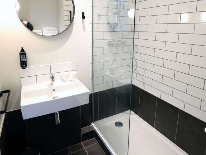 Bathroom 4, ibis Bourgoin Jallieu Medipole, Isère