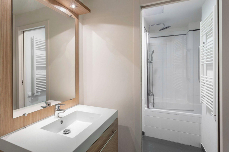 Bathroom 5, B&B HOTEL Barcelona Sant Cugat, Barcelona
