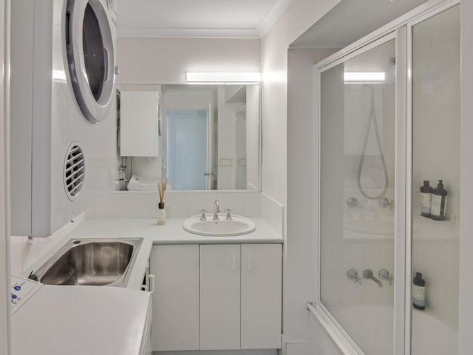 Bathroom 4, Mainsail 3 Holiday Apartment, Maroochy - Mooloolaba