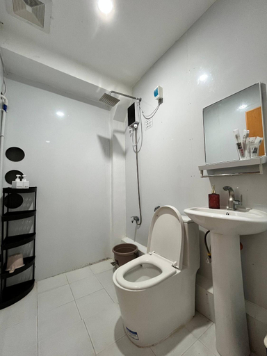 Bathroom 3, Legends Hotel & Restaurant, Lemery