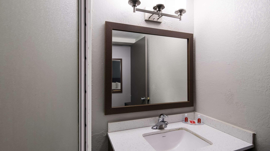Bathroom 5, Suburban Studios Portage, Porter