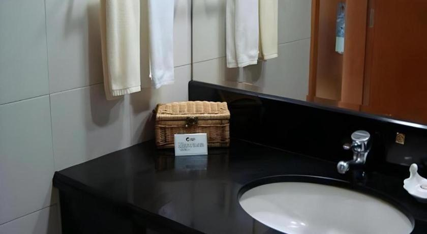 Bathroom 4, Culture Plaza Hotel, Hangzhou