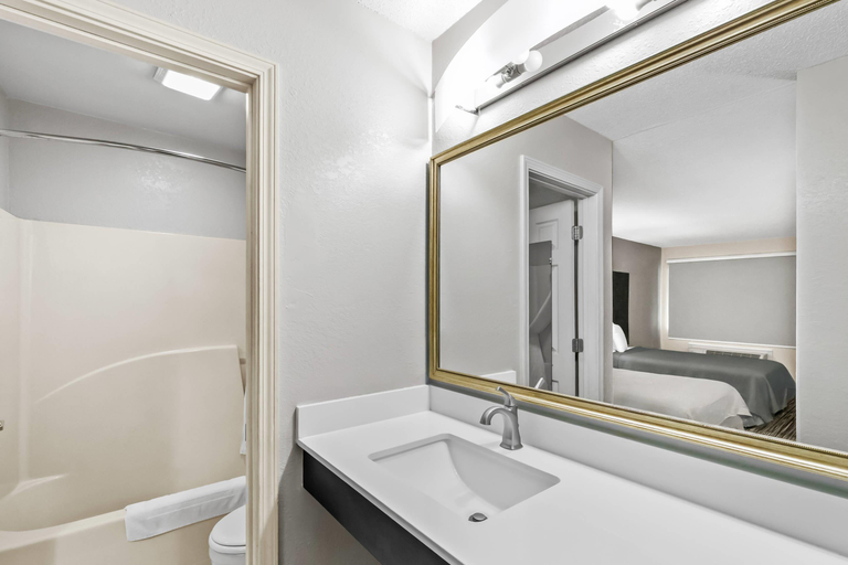Bathroom, Econo Lodge Helen, White
