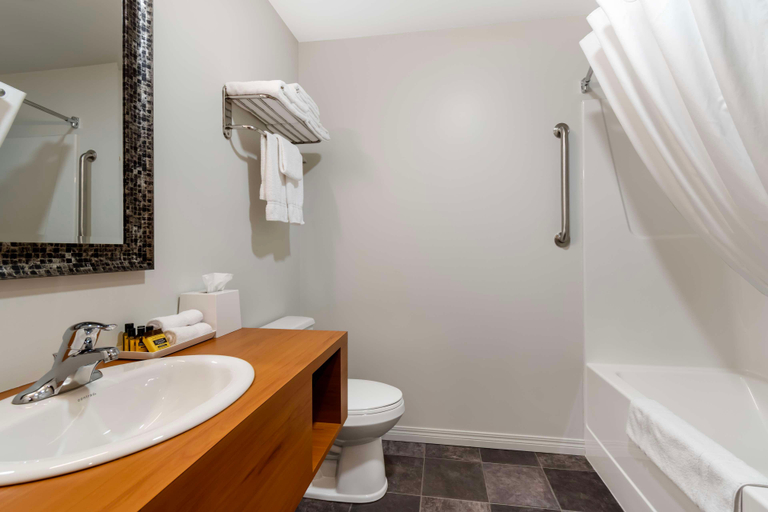 Bathroom, Villa Inn & Suites SureStay Collection by BW, Cochrane
