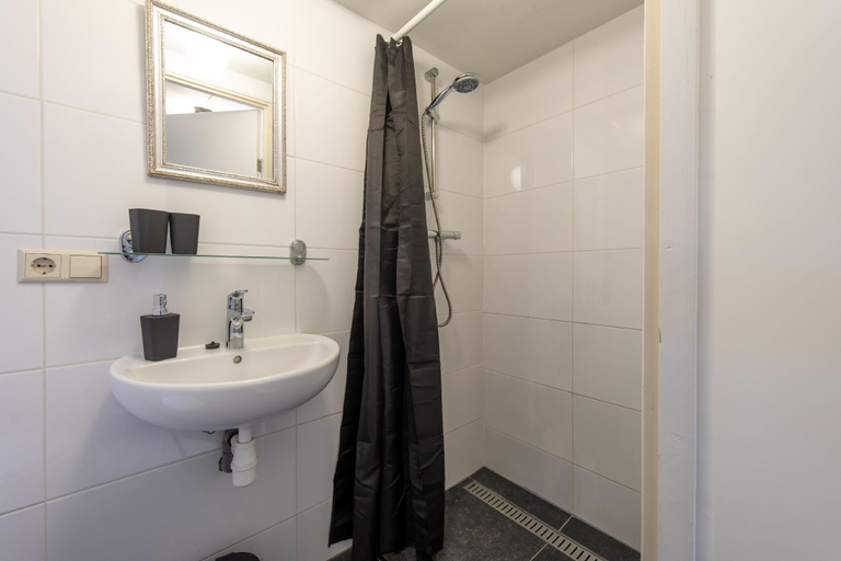 Bathroom 2, Blankebil Rooms, Zandvoort