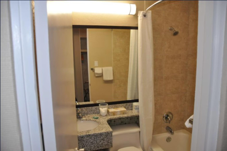Bathroom 4, Travelodge by Wyndham North Battleford, Division No. 16