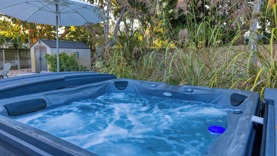 Sport & Beauty 5, Hot Tub, Firepit, Deck | 10mins to Beach | Middle Terrace Cottage by AvantStay, Broward