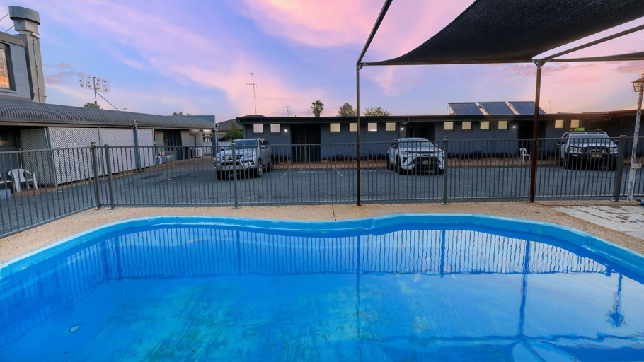 Sport & Beauty, Moonraker Motor Inn, Parkes