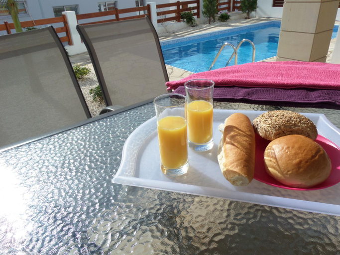 Food & Drinks 5, Modern villa, 4 bedrooms, private pool, close to Coral bay strip