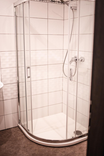 Bathroom 3, Na Mandlu, Cheb