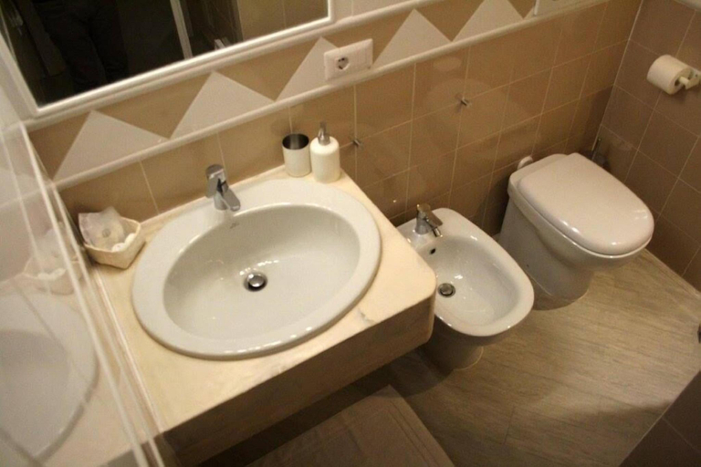 Bathroom 2, Le Stanze dei Cardinali Guest House, Rome
