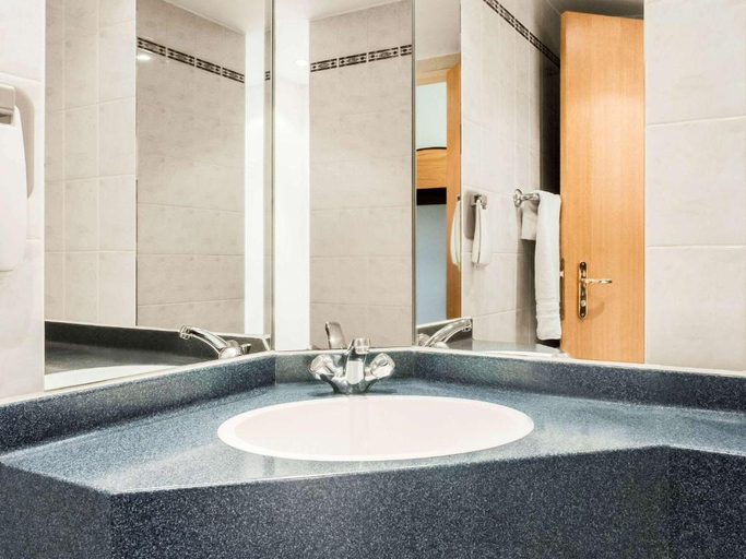 Bathroom 4, Garner Hotel CHESTERFIELD NORTH by IHG, Derbyshire