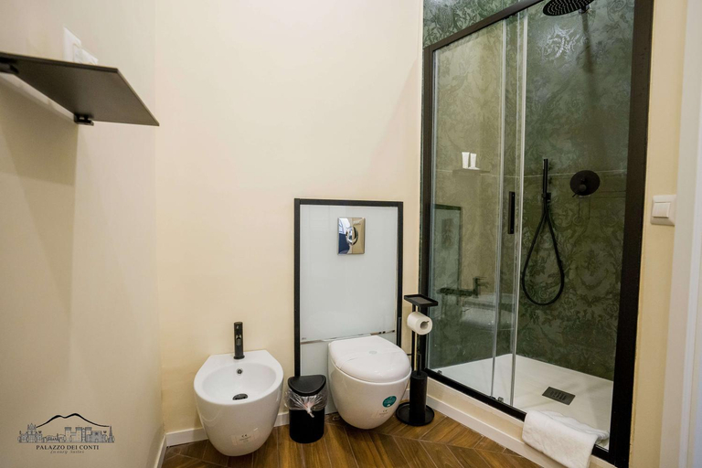 Bathroom 3, Palazzo dei Conti, Napoli