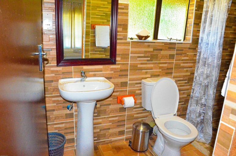 Bathroom 5, Chobe Sunset Chalets, Chobe