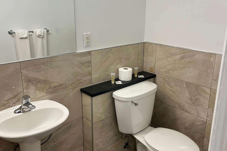 Bathroom 4, Super 8 by Wyndham Montreal, Montréal