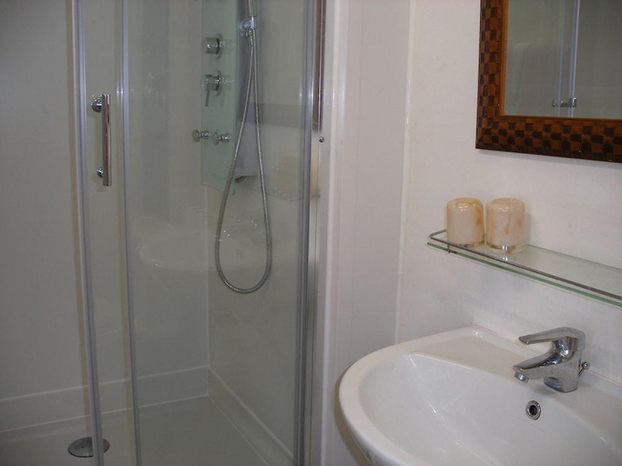 Bathroom 5, Hotel Modern, Finistère