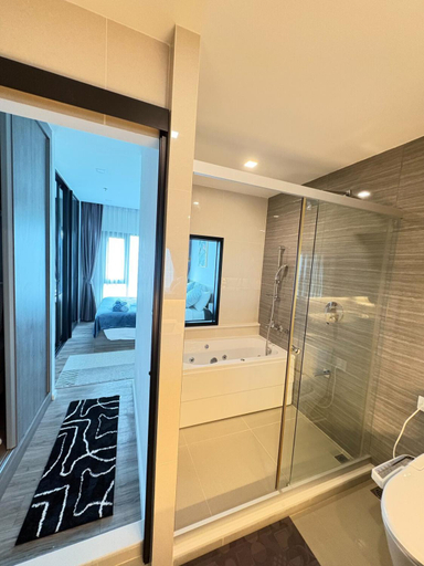 Bathroom, Hampton Deluxe Ocean Sriracha, Si Racha