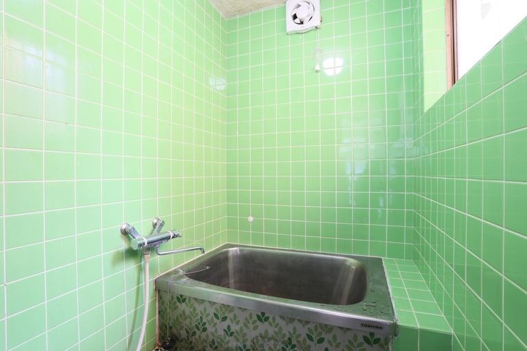 Bathroom 3, Guest House Ilonggo, Tsu
