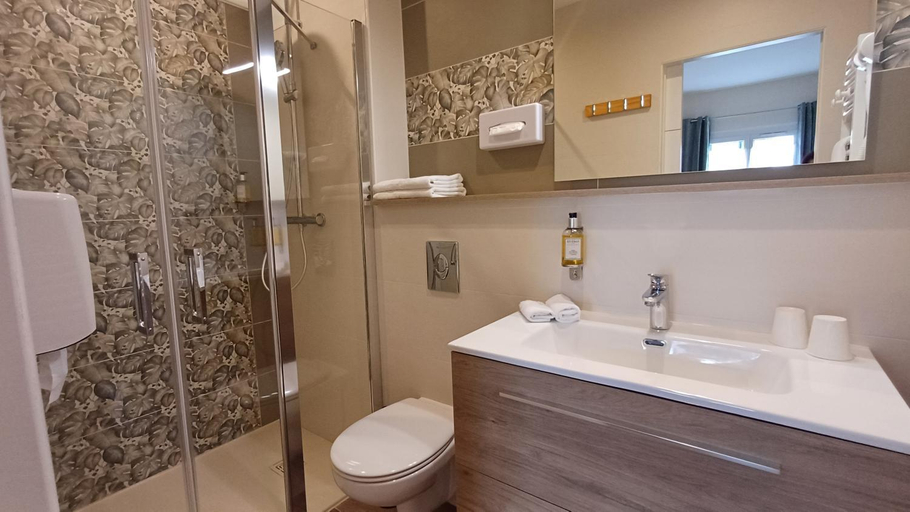Bathroom 4, Logis Hôtel du Cerf, Loiret