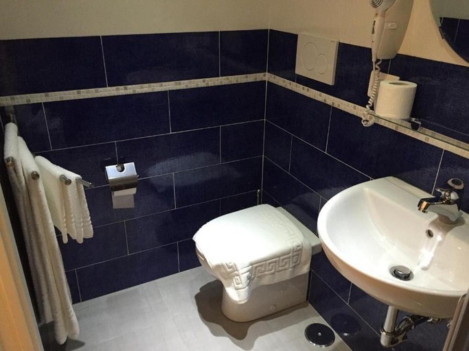 Bathroom 3, Lin Mare, Rome