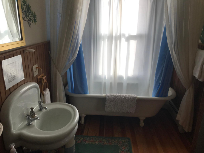 Bathroom 4, Fairlawn Inn, Greene
