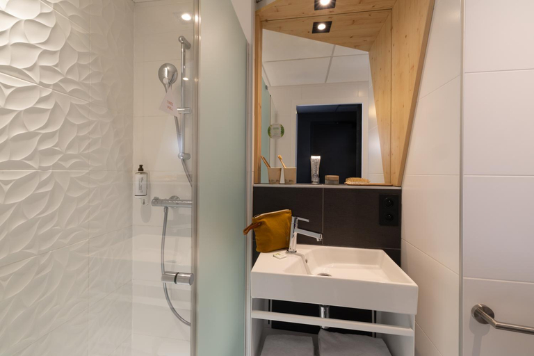 Bathroom 4, Urban Bivouac Hotel, Paris