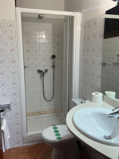 Bathroom, Hostal Esplai, Girona