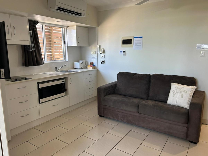 Others 4, Endeavour Inn Emu Park, Livingstone - Pt B