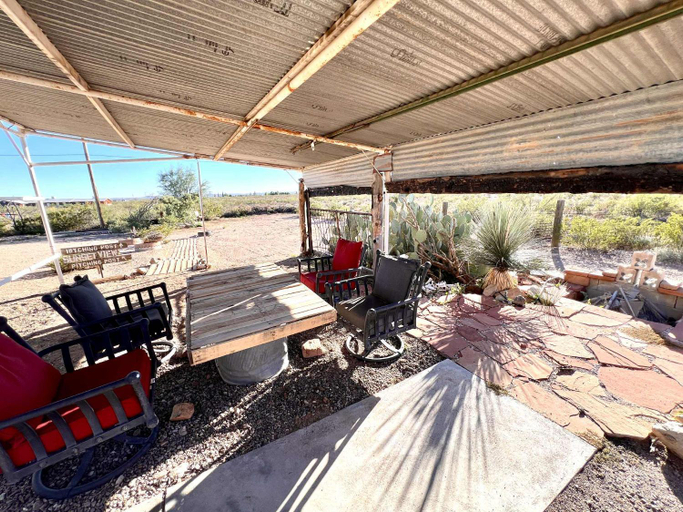 Others 4, Hole in the Wall Getaway - USA Mexico Border Bed and Breakfast, Luna