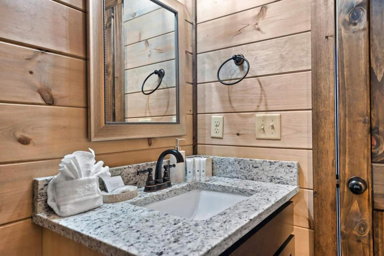 5, NEWLY BUILT Amazing View Chalet Perfect Location, Sevier