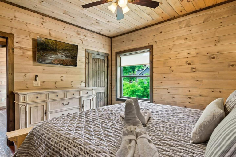 4, NEWLY BUILT Amazing View Chalet Perfect Location, Sevier