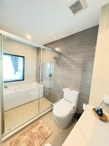 Bathroom 5, Hampton Deluxe Ocean Sriracha, Si Racha