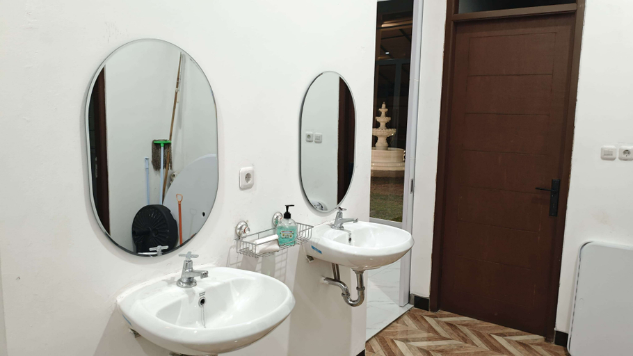 Bathroom 5, Villa Omaly, Bogor