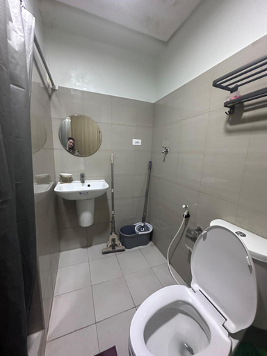 Bathroom 2, Shore 2 Tower 1, Pasay City