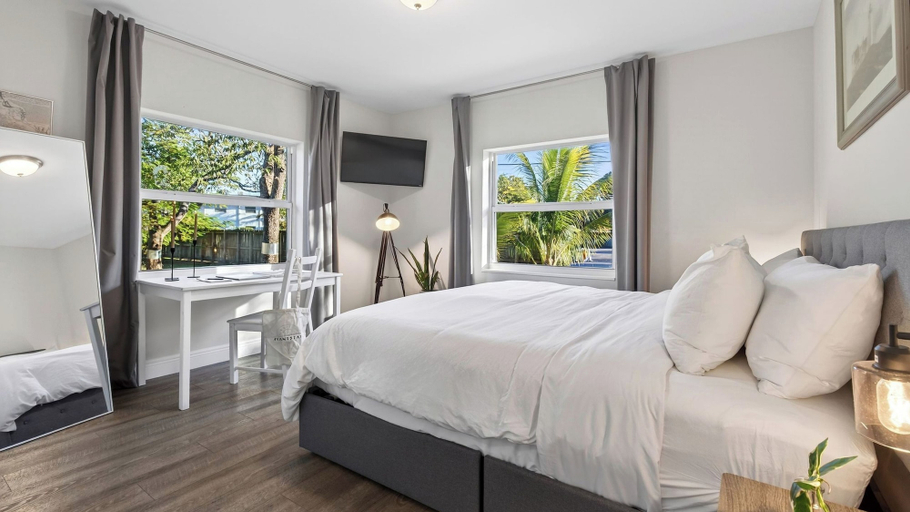 Bedroom 5, Hot Tub, Firepit, Deck | 10mins to Beach | Middle Terrace Cottage by AvantStay, Broward