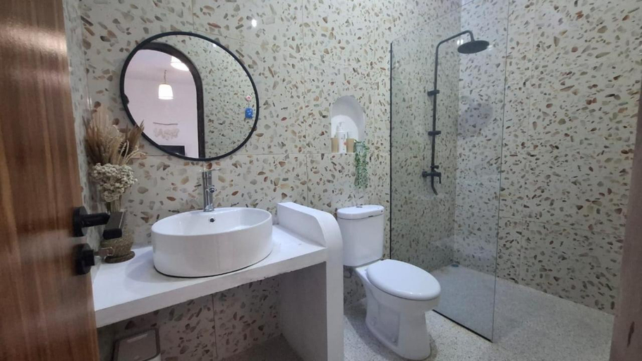 Bathroom 3, Hanara Bohemian Villa, Bandung