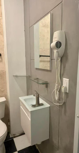 Bathroom 3, Navona Studios