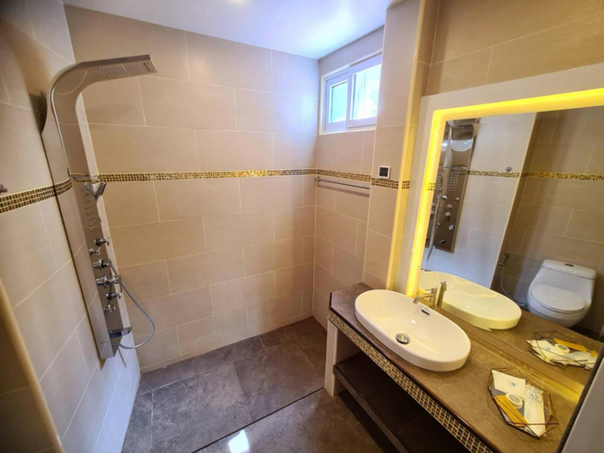 Bathroom 4, IZZYLAND Luxury Pool Villa Pattaya Walking Street, Pattaya