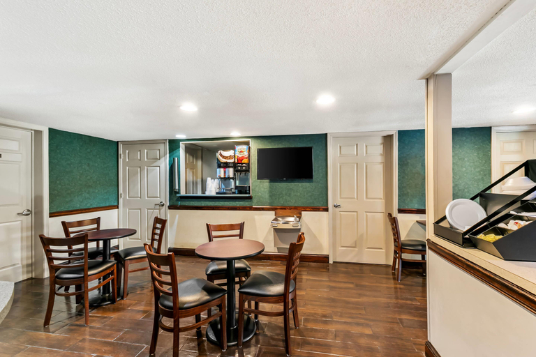 Food & Drinks 5, Econo Lodge Helen, White
