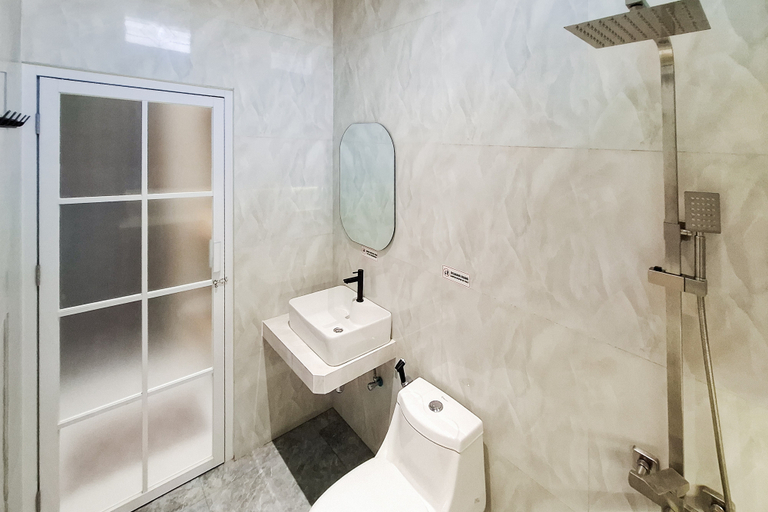 Bathroom 5, Urbanview Hotel Tentrem 2 near Alun-Alun Blora, Blora