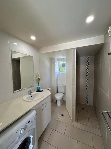 Bathroom, Endeavour Inn Emu Park, Livingstone - Pt B