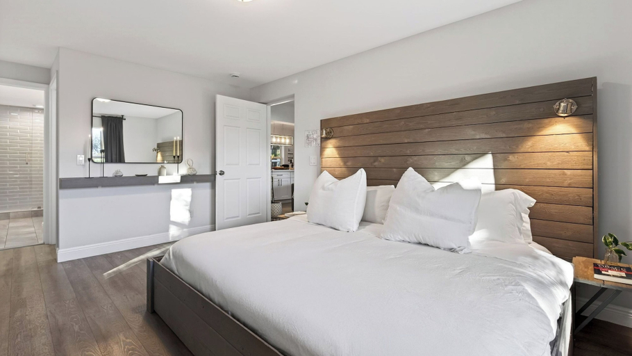 Bedroom 4, Hot Tub, Firepit, Deck | 10mins to Beach | Middle Terrace Cottage by AvantStay, Broward