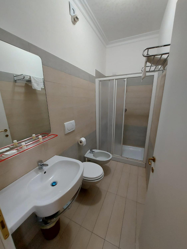 Bathroom 3, MGH Giorgi, Roma