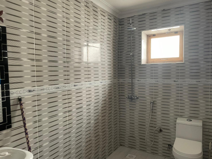 Bathroom 3, Jacob's Inn, Mjini